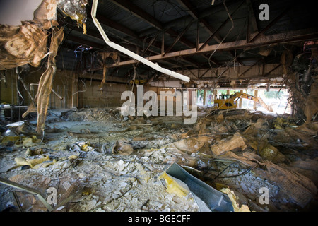 Intérieur de Kresge Auditorium tel qu'il est vidé et démoli de gravats empilés sur le plancher Banque D'Images