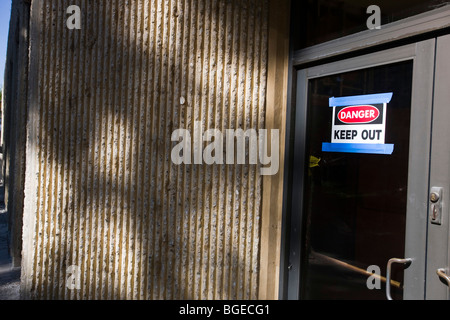 Inscription sur la porte la mention Danger Garder hors - Stanford Law School's Kresge Auditorium sur le campus de l'Université de Stanford Banque D'Images