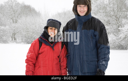 Mixed Race couple en hiver neige scène Banque D'Images