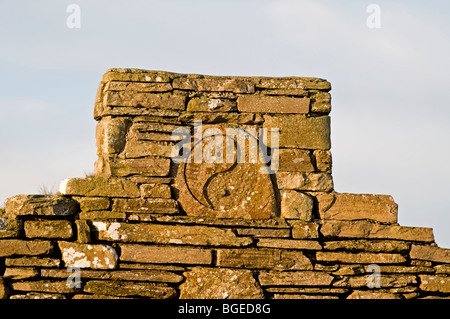 Ying Yang symboles figurant sur l'ancienne maison en ruine cheminée à Birsay North West Mainland Orkney Ecosse Banque D'Images