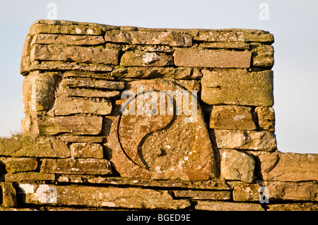 Ying Yang symboles figurant sur l'ancienne maison en ruine cheminée à Birsay North West Mainland Orkney Ecosse 5758 SCO Banque D'Images