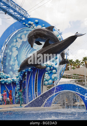 Les grands dauphins saut périlleux dans l'air à Seaworld Orlando, Floride Banque D'Images