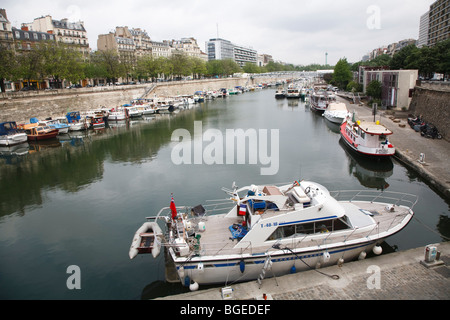 Les bateaux de plaisance amarrés dans le Port de Plaisance de Paris Arsenal, France Banque D'Images