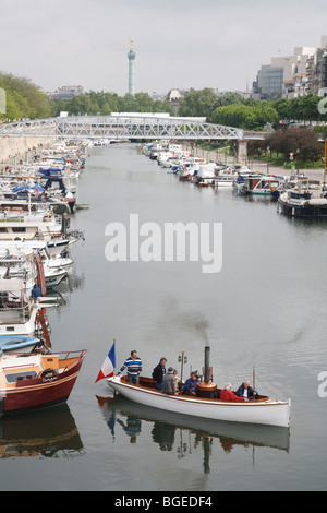 Bateau à vapeur traditionnel dans le Port de l'Arsenal à Paris, France Banque D'Images