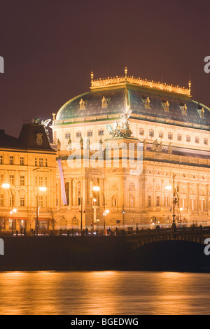 - Théâtre national de Prague illuminée et legii bridge at night Banque D'Images