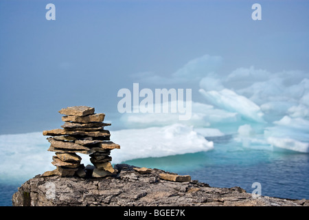 Inukshuk Rock sur une corniche backdropped par la banquise voilé par le brouillard dans le détroit de Belle Isle, Route du littoral du Labrador, l'autoroute 510, Banque D'Images