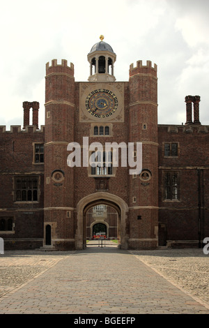La tour de l'horloge astronomique, fixées dans les motifs d'Hampton Court Palace. Banque D'Images