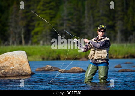 Femme La pêche de mouche en rivière Salmon près de la ville de Main Brook, Viking Trail, péninsule du Nord, péninsule Great Northern, Newfo Banque D'Images