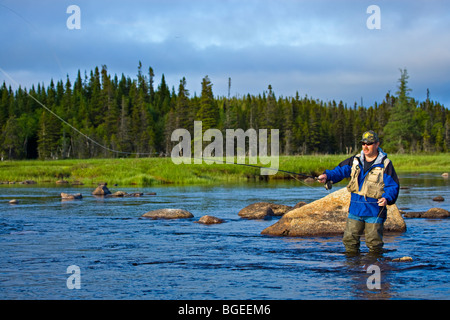 L'homme pêche à la mouche en rivière Salmon près de la ville de Main Brook, Viking Trail, péninsule du Nord, péninsule Great Northern, Newfoun Banque D'Images