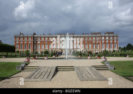 Une vue de la Jardin privé vers le sud avant de Hampton Court Palace. Banque D'Images