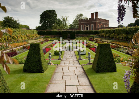 Jardins bien entretenus dans le parc de Hampton Court Palace Banque D'Images