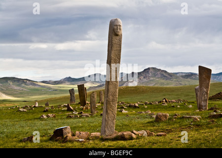 Un rituel de l'âge du Bronze Uushigiin Uver site près de Moron dans le nord de la Mongolie conserve plus d'une douzaine de grandes pierres dressées deer Banque D'Images