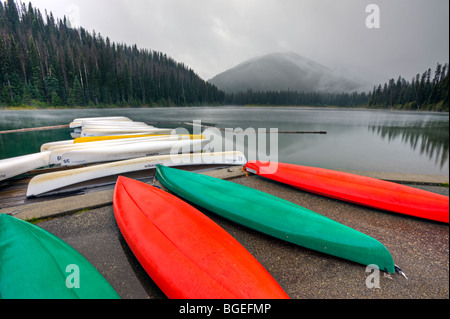 Canoës rouge et vert sur les rives du lac de la foudre à Manning Park (E C Le parc provincial Manning), de la Colombie-Britannique, Banque D'Images