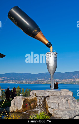 Grande bouteille de vin pétillant et goblet dans le parc de la paix mondiale à Summerhill Summerhill Pyramid Winery, l'un d'organes certifié Banque D'Images