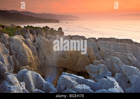Coucher du soleil à la Pancake Rocks à Punakaiki, côte ouest, île du Sud, Nouvelle-Zélande. Banque D'Images