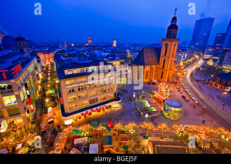 St Katherine' s, l'Église Katharinenkirche, et le centre-ville de Francfort, au crépuscule, en Hesse, Allemagne, Europe. Banque D'Images