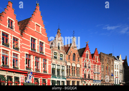 Place du marché, avec des immeubles à pignons Bruges Brugge Belgique Banque D'Images