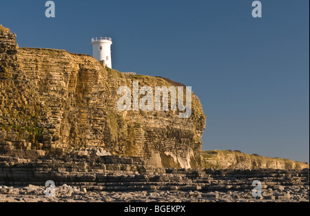 Falaises et ancien phare à Nash Point sur la côte du Glamorgan, dans le sud du Pays de Galles Banque D'Images