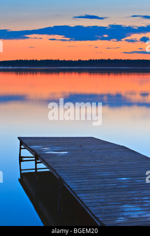 Coucher de soleil sur un quai en bois sur le lac Audy, Parc national du Mont-Riding, Manitoba, Canada. Banque D'Images