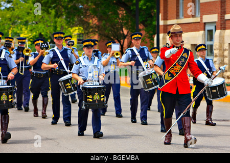 Encore de groupe jouant pendant la Parade de Sargeant et cérémonie de remise des diplômes à l'École de la GRC, Ville de Regina, Saskatch Banque D'Images