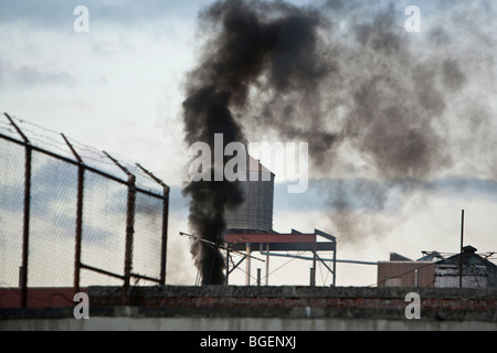 Fumée noire éructe du haut d'un immeuble sur la rue 143e de l'ouest de New York, USA, 28 décembre 2009. Banque D'Images