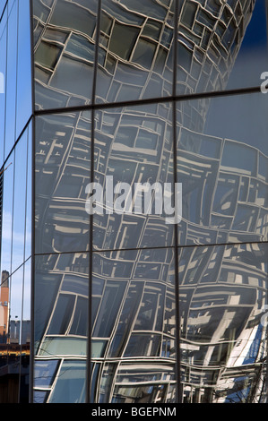 Le nouveau Jean Nouvel conçu condo est reflétée dans les fenêtres de l'administration centrale l'IAC/InterActiveCorp Banque D'Images