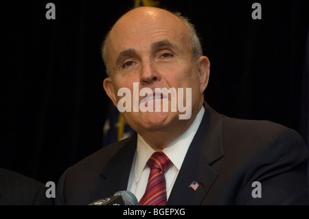 L'ancien maire de New York Rudy Giuliani annonce qu'il ne peut pas fonctionner pour le bureau politique en 2010 Banque D'Images