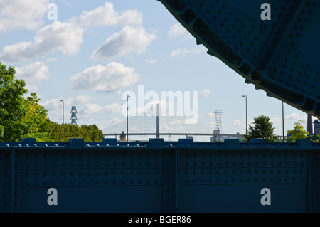 Vue de l'I-280, pont au-dessus de la rivière Maumee St Washington bridge près de Owens Corning sur Swan Creek dans la région de Toledo en Ohio Banque D'Images