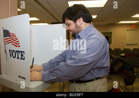 Modèles de bulletins de vote électronique lors d'une journée portes ouvertes à un conseil d'élections à New York Banque D'Images