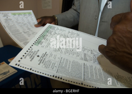 Modèles de bulletins de vote électronique lors d'une journée portes ouvertes à un conseil d'élections à New York Banque D'Images