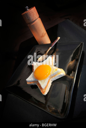 Star cut oeuf poché sur toast Banque D'Images