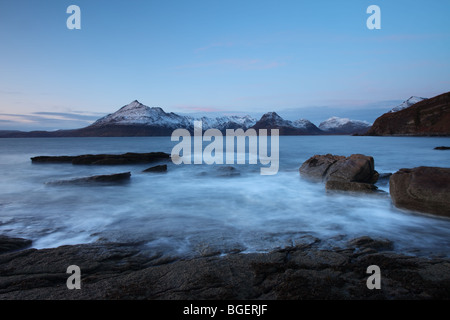 Les montagnes Cuillin au crépuscule sur le Loch Scavaig en hiver Vue de l'île de Skye Elgol Ecosse Banque D'Images