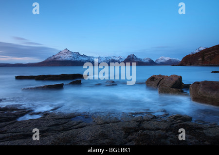 Les montagnes Cuillin sur le Loch Scavaig en hiver vue depuis Elgol au crépuscule à l'île de Skye Ecosse Banque D'Images