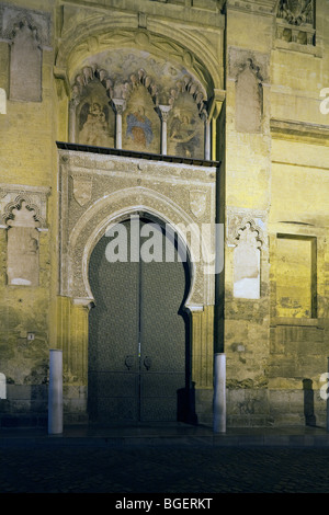 Vue nocturne de la Puerta del Perdon (Porte de l'Absolution ou pardon), la Grande Mosquée de Cordoue, Andalousie, Espagne Banque D'Images