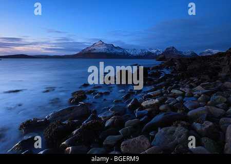 Les montagnes Cuillin sur le Loch Scavaig au crépuscule en hiver Vue de l'île de Skye Elgol Ecosse Banque D'Images