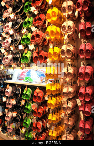 Boutique de chaussures, crocs, l'île de Hong Kong, Chine Banque D'Images