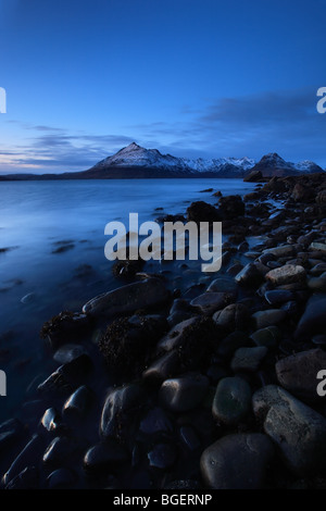 Les montagnes Cuillin sur le Loch Scavaig au crépuscule en hiver Vue de l'île de Skye Elgol Ecosse Banque D'Images