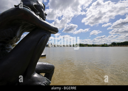 Statue d'une fille donne sur la rivière Maumee au centre-ville de Toledo, Ohio Banque D'Images