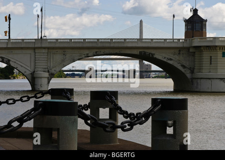 Ponts sur la rivière Maumee au centre-ville de Toledo en Ohio Banque D'Images