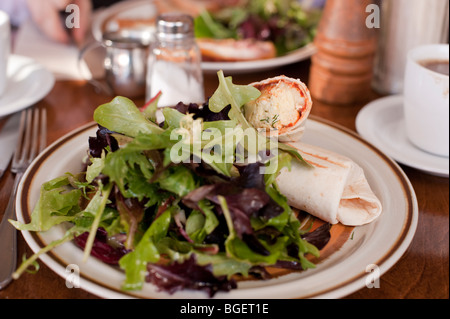 Post-petit déjeuner avec des œufs brouillés sandwichs servis avec salade comme un brunch au Café branché de Toronto. Banque D'Images