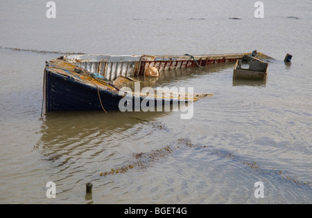 Bateau coulé sur la rivière Ore Suffolk Angleterre Orford Banque D'Images