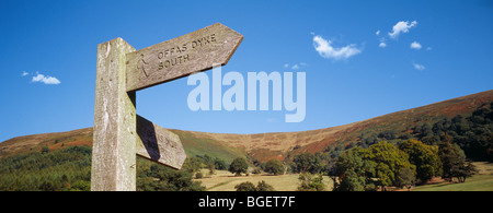 Chemin d'OFFAS DYKE SIGN POST À LLANTHONY PRIORY, DANS LA VALLÉE DE EWYAS, LOXIDGE TUMP EN RETOUR LA MASSE.MONMOUTHSHIRE AU PAYS DE GALLES UK Banque D'Images