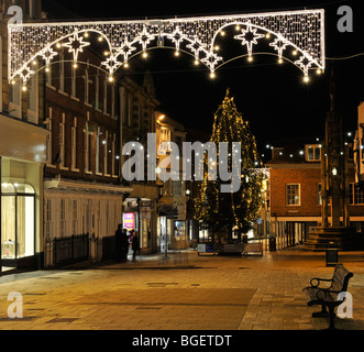 Lumières de Noël dans High Street, Winchester, Hampshire, Royaume-Uni. Banque D'Images