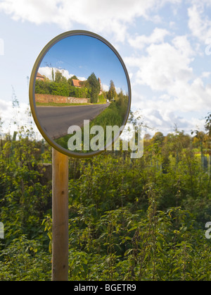 Miroir d'une route, pour montrer toute la circulation venant en sens inverse le virage. Frontières du Hampshire et du Dorset. UK Banque D'Images