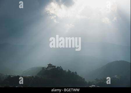 Tempête sur compensation Jakar Dzong, vallée de Bumthang, Bhoutan Banque D'Images