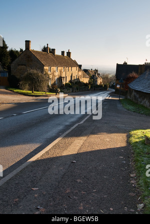 Scène de rue à Bourton-on-the-Hill dans les Cotswolds Banque D'Images