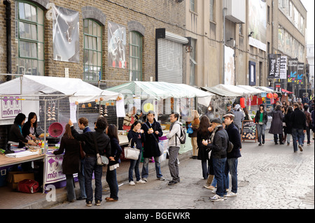 Ces aliments sont de vendeurs de rue au quartier de l'ancienne brasserie Trueman. Londres. La Grande-Bretagne. UK Banque D'Images