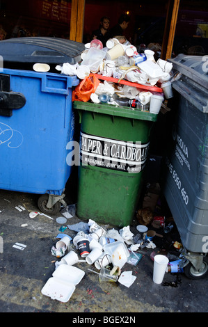 Bac de recyclage débordante avec des déchets mélangés. Londres. La Grande-Bretagne. UK Banque D'Images