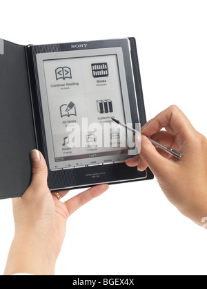 Femme à l'aide de Sony Reader. PRS-700 Reader Portable Système. Écran tactile e-book. Isolé sur fond blanc. Banque D'Images