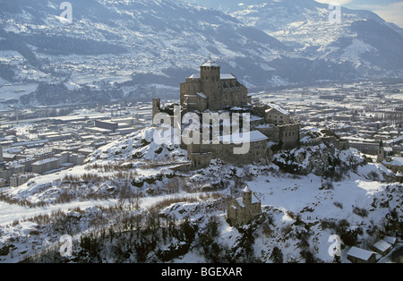 La colline du 12ème siècle château de Valère et l'église avec des murs en pierre à la périphérie de Sion, Suisse, dans les Alpes suisses. Banque D'Images